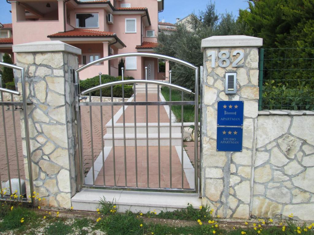 Apartments Villa Fernetich เปรมันตูรา ภายนอก รูปภาพ